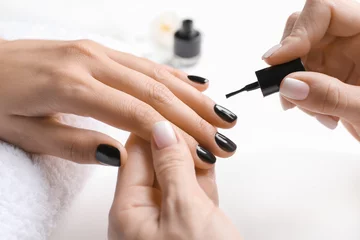 Rolgordijnen Jonge vrouw die professionele manicure krijgt in schoonheidssalon, close-up © Pixel-Shot