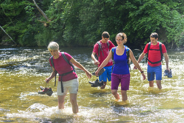 erfrischende Flußwanderung