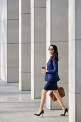Obraz premium Business woman leaving office