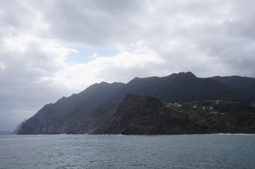 Fototapeta premium paysage de montagne par temps nuageux