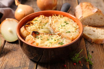 onion soup with bread and cheese - obrazy, fototapety, plakaty