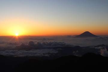 夕焼け, 山, 日の出, 空, 太陽, 風景, 自然, 雲, モーニング, ヒル, オレンジ, 地平線, シルエット, 美しい, 光, 太陽光, 夜明け, かすみ,Sunset, mountain, sunrise, sky, sun, landscape, nature, cloud, morning, hill, orange, horizon, silhouette, beautiful