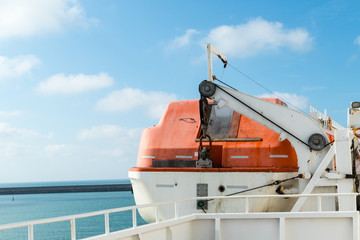 Rettungsboot an Schiff