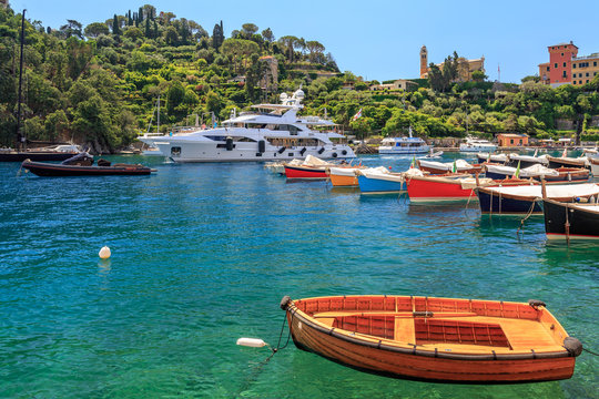 Hafen von Portofino mit Booten und einer Yacht