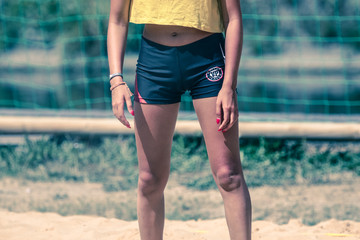 jambes et torse d'une joueuse de beach volley