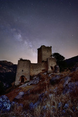 Fototapeta premium Vía láctea sobre el Castillo de Otiñar, en Jaén, España