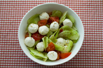 Овощной салат с моцареллой 