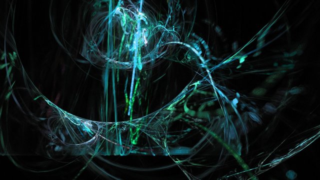 Hellblaue Rauchschwaden auf schwarzem Hintergrund