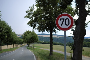Verkehrsschild Verkehrszeichen zulässige Höchstgeschwindigkeit 70 km/h - Stockfoto