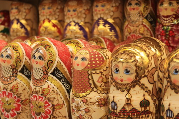 A lot of souvenirs of golden nesting dolls. Many colored golden nesting dolls.