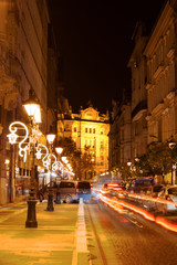 Blick auf die beleuchtete ungarische Nationalbank in der Vorweihnachtszeit in der Innenstadt von Budapest, der Hauptstadt von Ungarn