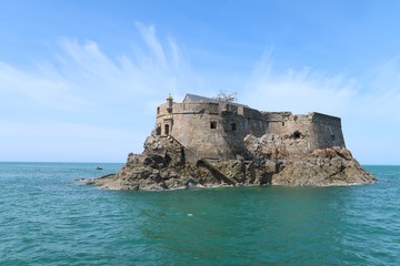 Fototapeta na wymiar Îlot et fort de la Conchée au large de Saint-Malo, en Bretagne (France)