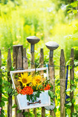 Sommerblumengesteck am Gartenzaun