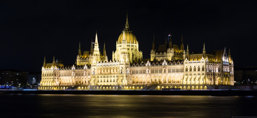 Obraz premium Photo of night light of Parlament in Budapest in Hungary