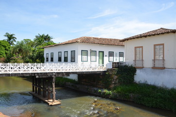 Fototapeta na wymiar Colonial house by the river in Brazil