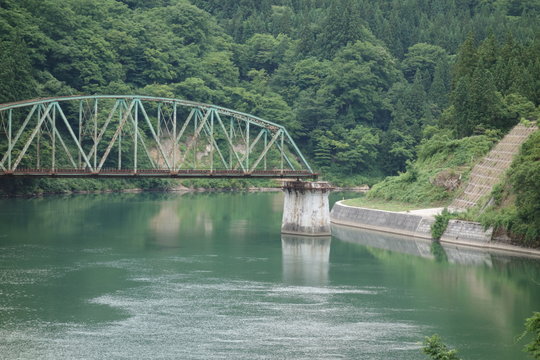 日本の水害で壊れた鉄橋 - Powered by Adobe