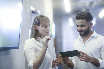 Junges Paar im Büro stehend