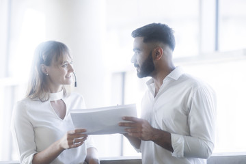 Fototapeta premium Junges Paar im Büro stehend