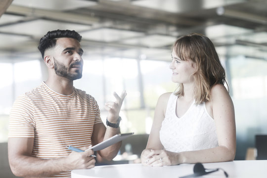 Junges Paar bei der Arbeit