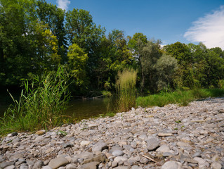 Steine am Ufer von der Isar in München an einem sonnigen Tag