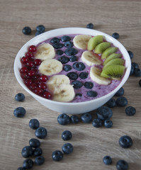 Healthy oatmeal with fruits and yoghurt