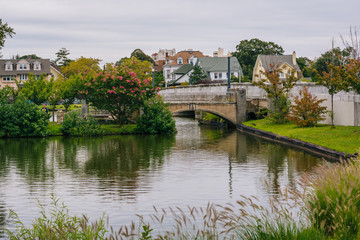 Obraz premium Bridge and island in Sunset Lake, Asbury Park, New Jersey.