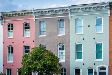 Naklejka premium Colorful row houses in Federal Hill, Baltimore, Maryland.