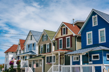 Houses on Bay Avenue in Somers Point, New Jersey. - obrazy, fototapety, plakaty