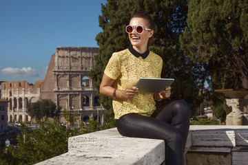 Obraz premium woman with tablet PC not far from Colosseum in Rome, Italy