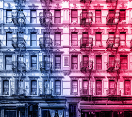 Stary budynek mieszkalny w Lower East Side na Manhattanie, Nowy Jork z różowym i niebieskim kolorowym efektem - 216217804