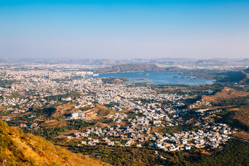 Obraz premium Pichola lake and old town from Monsoon Palace in Udaipur, India