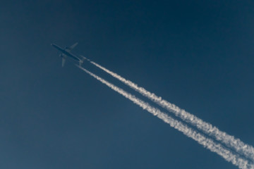 Zoom of a Ryanair boeing 737 flying