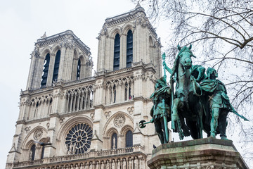 Fototapeta na wymiar Charlemagne monument and the Notre Dame Cathedral in a freezing winter day just before spring