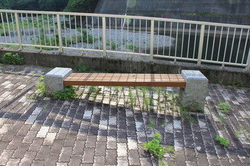 傾斜のついた場所に設置されているベンチ(群馬県)