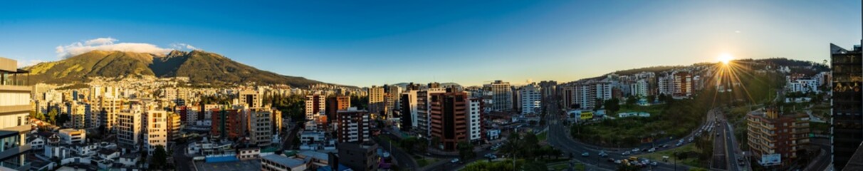 Fototapeta na wymiar Good morning Quito sunrise