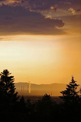 Industrie und Natur im Abendlicht