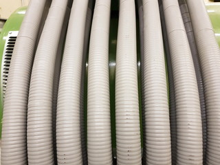 Graue Plastikschläuche auf einer Maschine