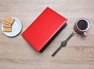 Laptop na biurku i poranna kawa