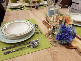 Tischgedeck: Teller, Besteck und Blumenschmuck