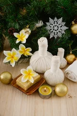 Gordijnen Kerst spa met samenstelling van spa-behandeling en houten achtergrond © Mee Ting