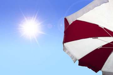 Sonnenschirm bei Sonnenschein und blauem Himmel