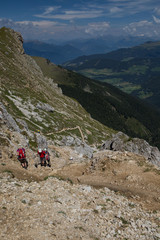Fototapeta premium Bergwanderer im Naturpark Puez-Geisler