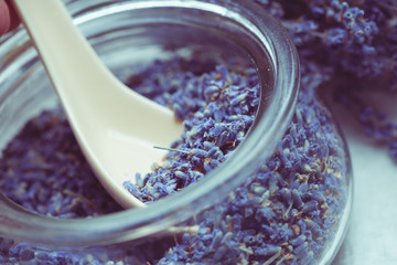 Obraz na płótnie Canvas spoon of dry lavenders