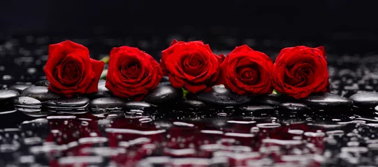 Foto auf Acrylglas Stillleben mit Reihe von fünf roten Rosen und nassen Steinen © Mee Ting