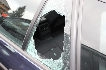 Fenster eingeschlagen: Einbruch in Auto