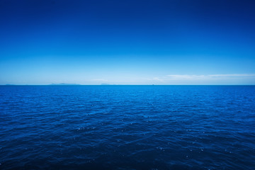 Obraz premium Lanscape of a beautiful ocean and blue sky background.