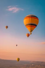 Abwaschbare Fototapete Ballon Heißluftballons während Snrise Kappadokien Kapadokya Türkei, Märchenlandschaft Hügel