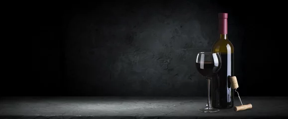 Gordijnen Rode wijnglazen en fles op steenachtergrond. Bovenaanzicht met kopieerruimte © kishivan