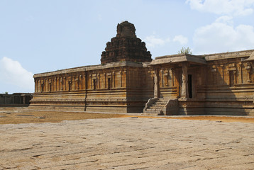 Obraz premium The main sanctum and the side, south, entrance to the ardha-mandapa, Pattabhirama Temple, Hampi, Karnataka. View from the south east.