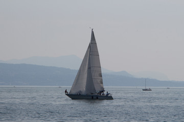 bateau sur le lac lémen